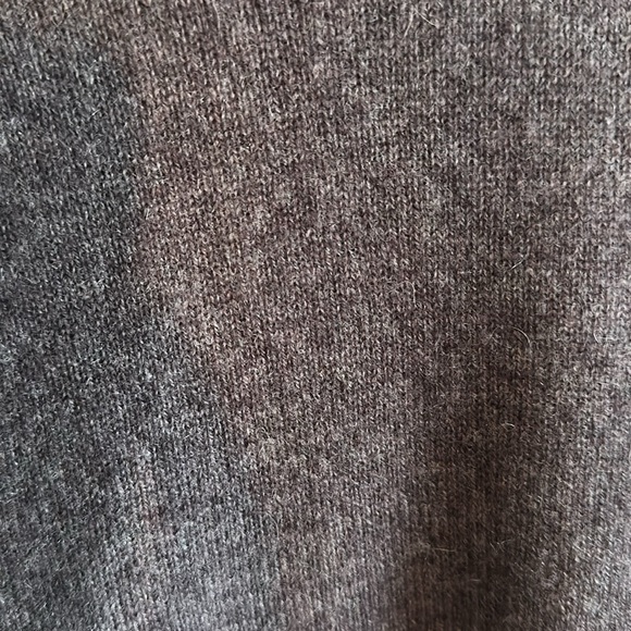 Tahari Cashmere Sweater - Picture 3 of 4